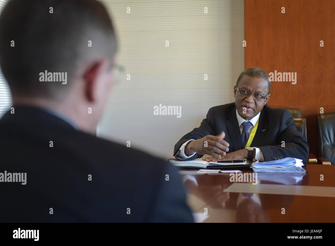 Das am 28. Januar 2015 aufgenommene Foto des SRCC ASG HR-1 zeigt die Zusammenarbeit und die Bemühungen im humanitären Bereich und zeigt Fachleute, die bei einer Hilfsaktion zusammenarbeiten. Dies unterstreicht die internationale Zusammenarbeit bei globalen Hilfsinitiativen. Stockfoto