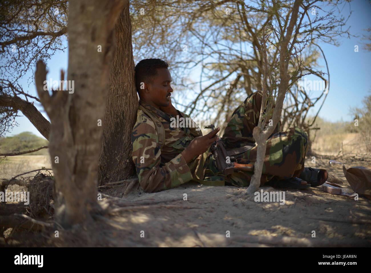 Dieses Bild vom 23. Februar 2013 zeigt eine Militäroperation, an der die UPDF (Ugandische Volksverteidigungsstreitkräfte) und die SNA (Somalische Nationalarmee) in einer fortgeschrittenen Feldoperation beteiligt sind. Die Truppen bemühen sich gemeinsam um die Sicherung der Region. Das Foto erfasst die taktischen Bewegungen und die Koordination beider Kräfte während eines kritischen Moments der Operation. Stockfoto