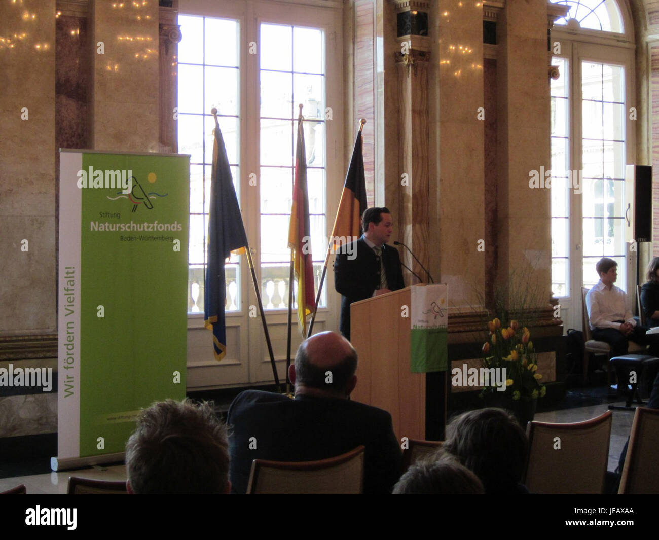 Das Foto zeigt eine Szene aus Stuttgart, einer Stadt im Südwesten Deutschlands. Stuttgart ist bekannt für seine Automobilbranche und kulturelle Bedeutung und Heimat großer Automobilhersteller und lebendiger Kulturinstitutionen. Stockfoto