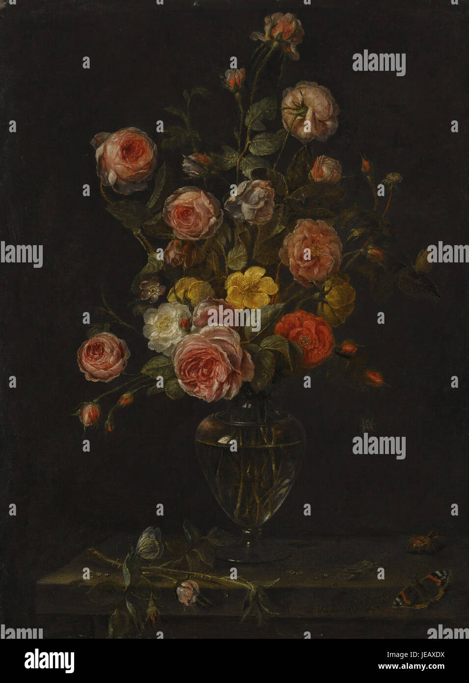 Dieses Stillleben Gemälde von Alexander Adriaenssen zeigt rote, weiße und rosa Rosen, die in einer Glasvase auf einem Steinvorsprung angeordnet sind. Die Komposition enthält auch einen Schmetterling, Heuschrecken und einen Käfer, der die Details der Natur betont. Stockfoto
