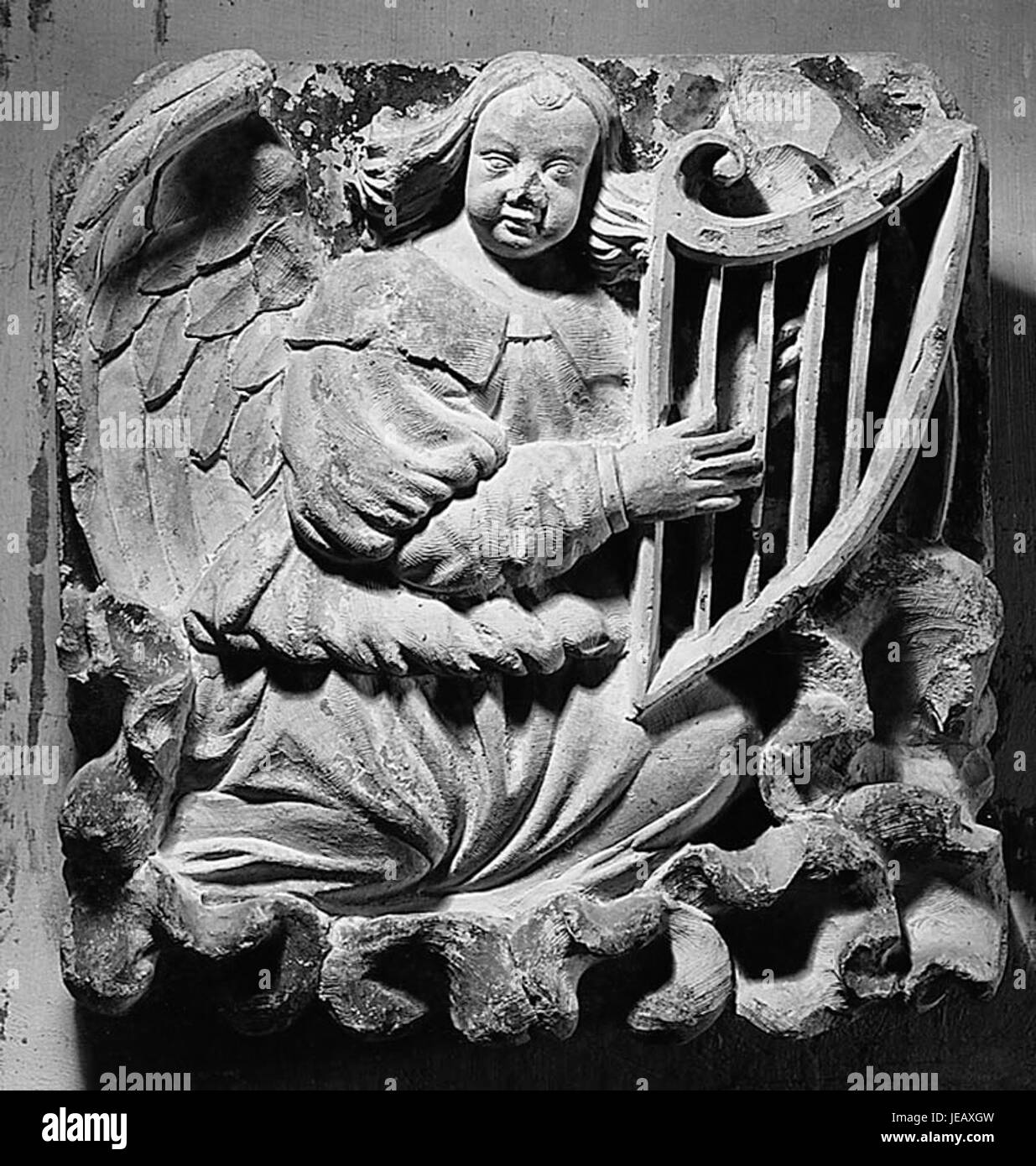 Anonymes Gemälde eines harfenspielenden Engels im Stil des 17. Jahrhunderts, das religiöse und ätherische Themen betont. Stockfoto