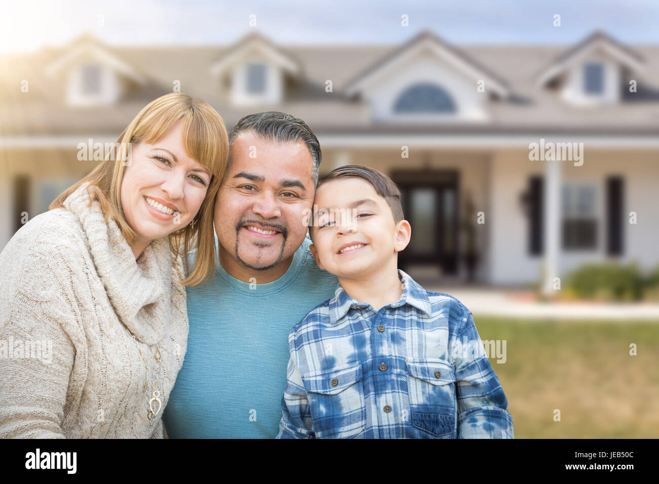 Gemischte Rassen Familie im Vorgarten des schönen Haus und Grundstück. Stockfoto