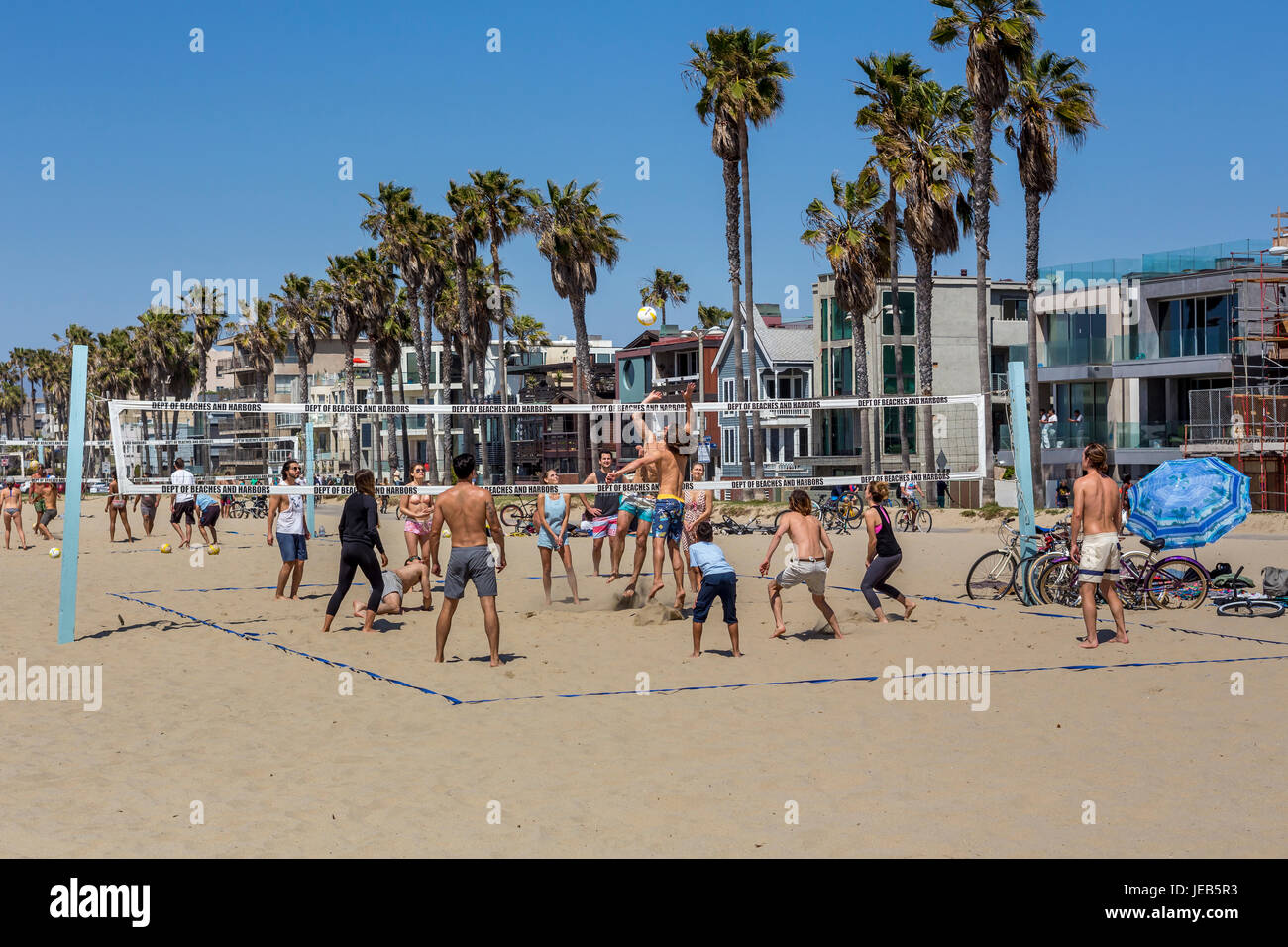 Menschen, Volleyballspieler, spielen Beach-Volleyball, Beachvolleyball, Beach-Volleyball, Venice Beach, Venice, Los Angeles, Kalifornien Stockfoto