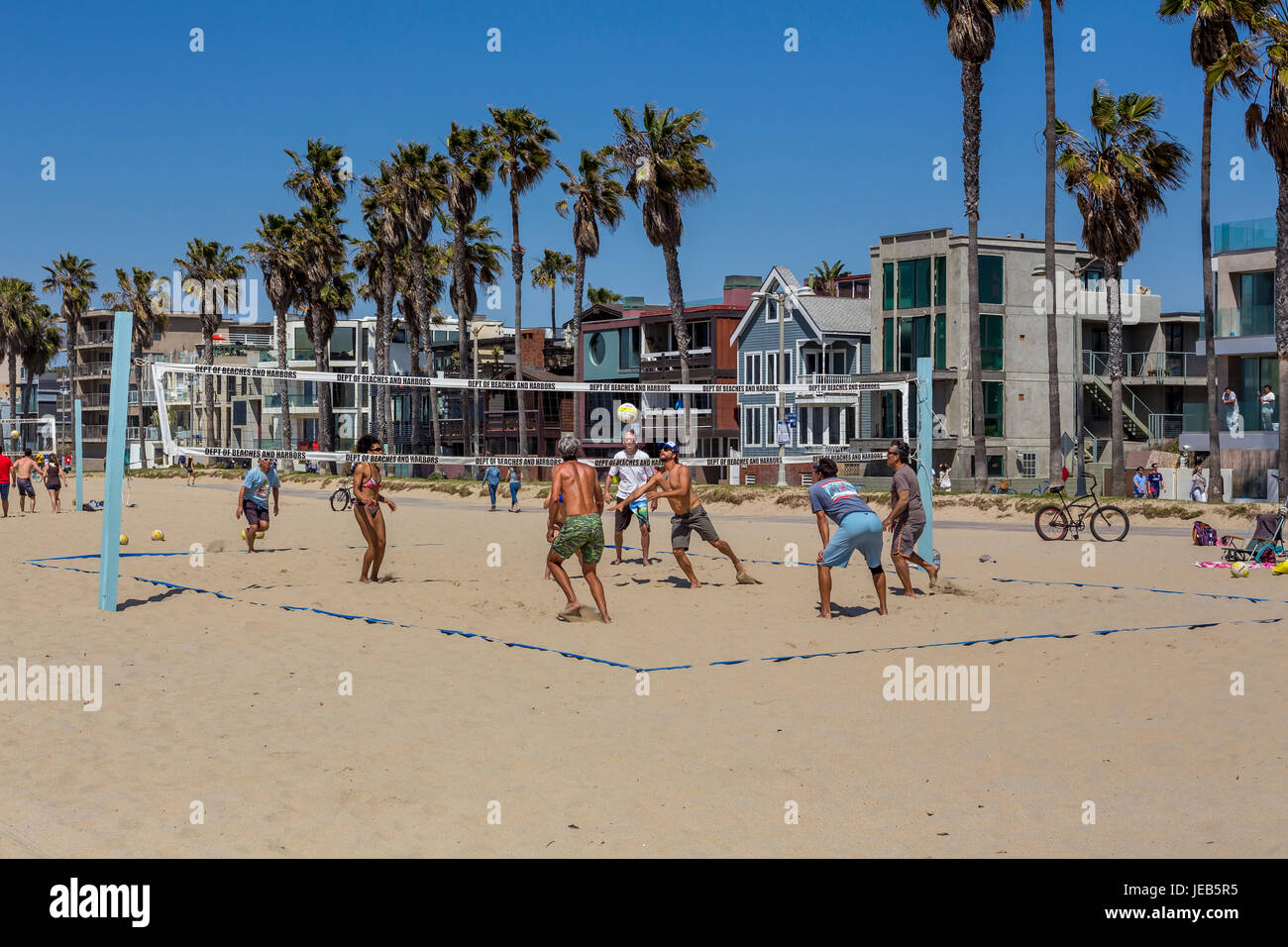 Menschen, Volleyballspieler, spielen Beach-Volleyball, Beachvolleyball, Beach-Volleyball, Venice Beach, Venice, Los Angeles, Kalifornien Stockfoto