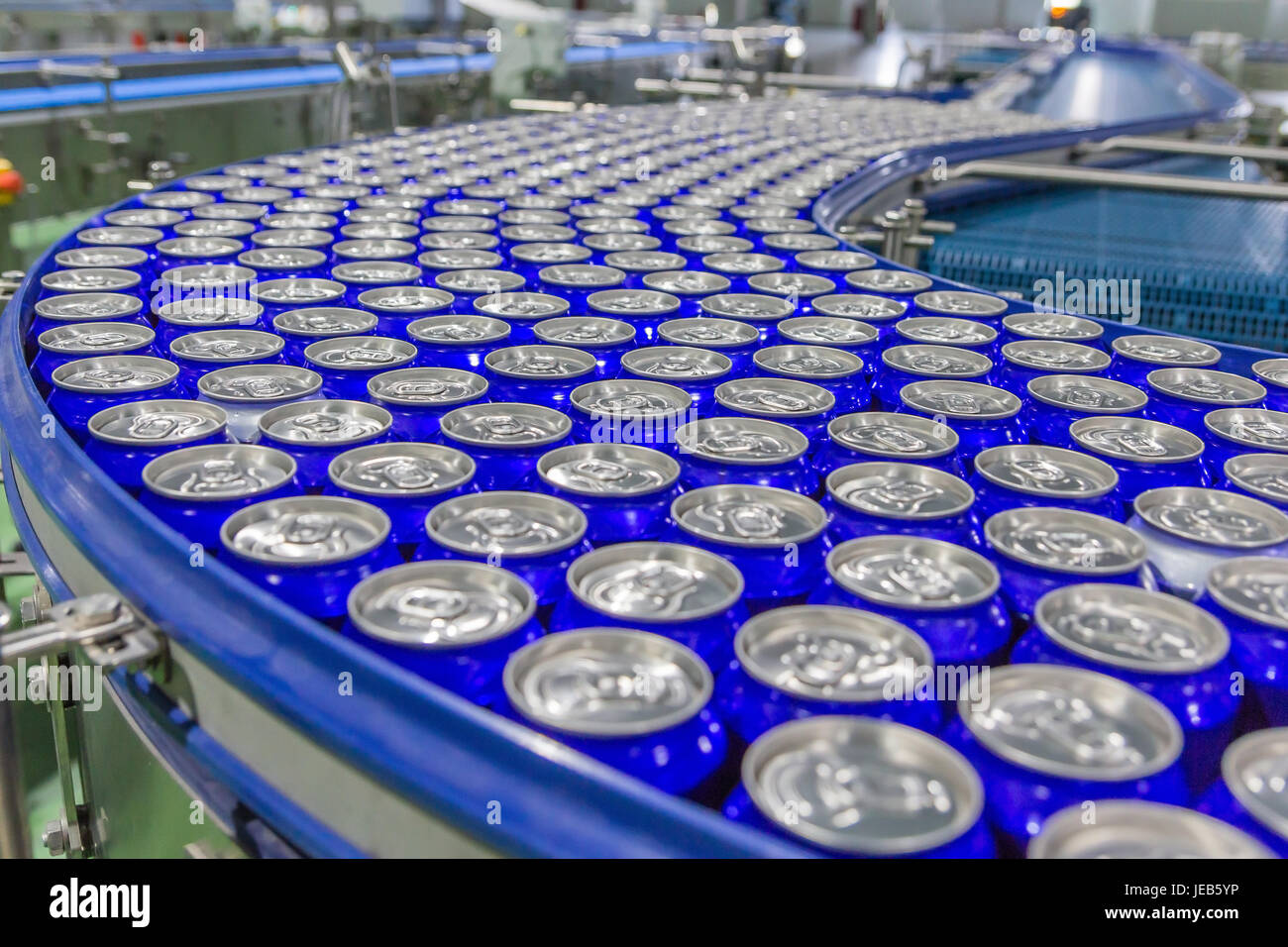 Verpackte Dosen auf dem Förderband in Berverage Fabrik Stockfoto