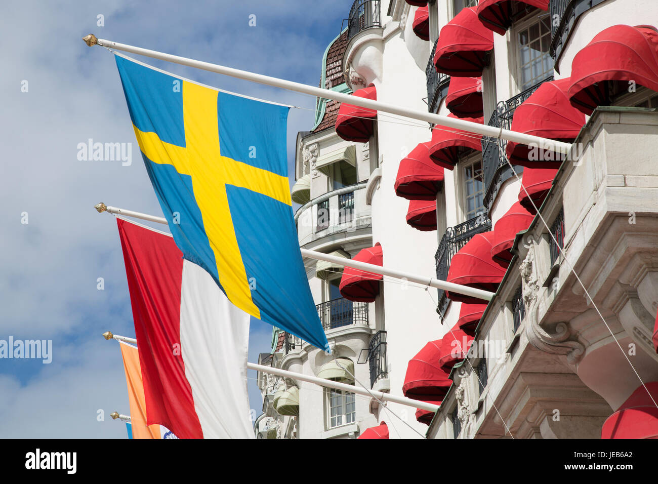 Schwedische Flagge auf der Fassade des Hotel Diplomat, Stockholm, Schweden Stockfoto