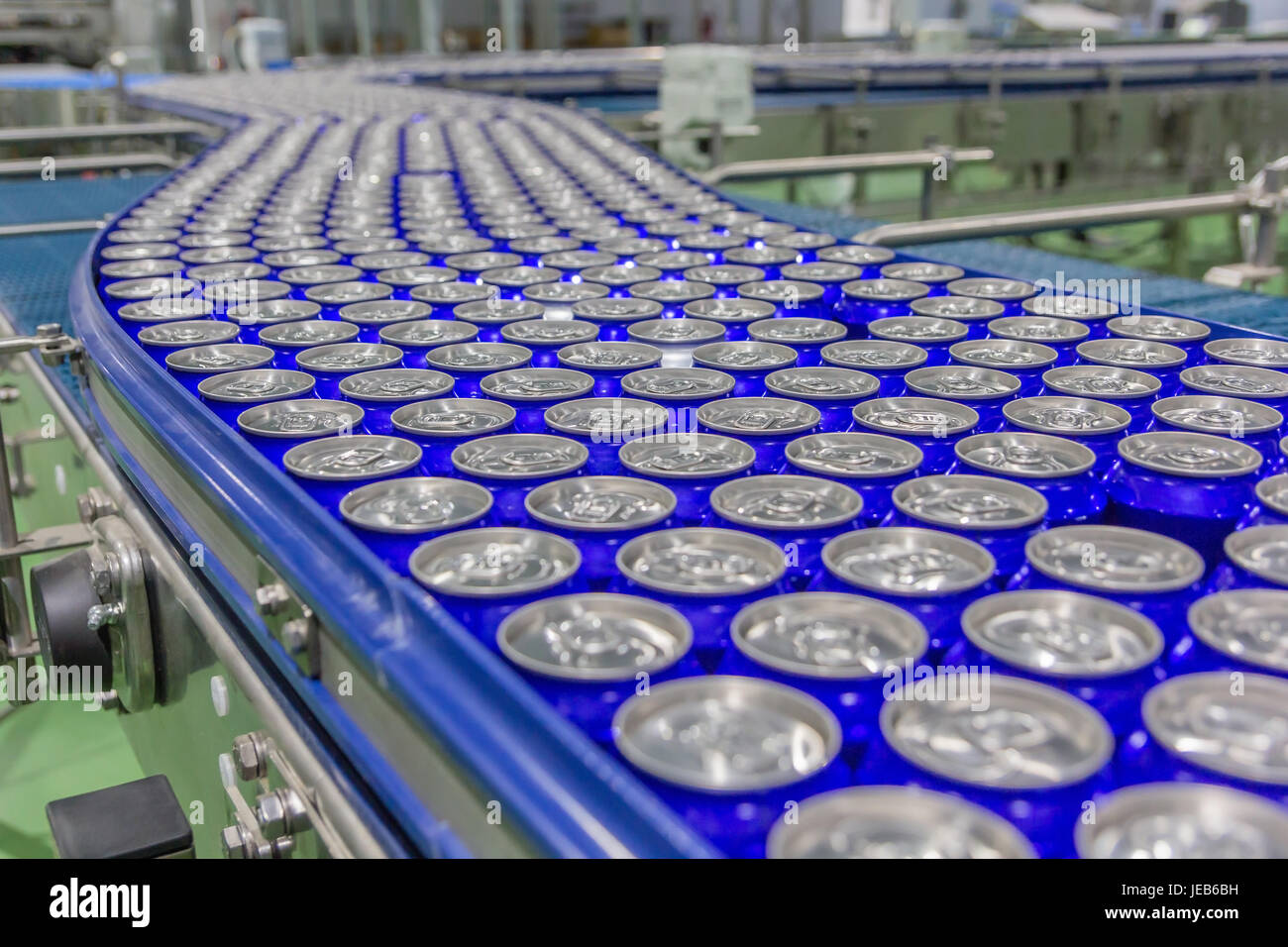 Verpackte Dosen auf dem Förderband in Berverage Fabrik Stockfoto