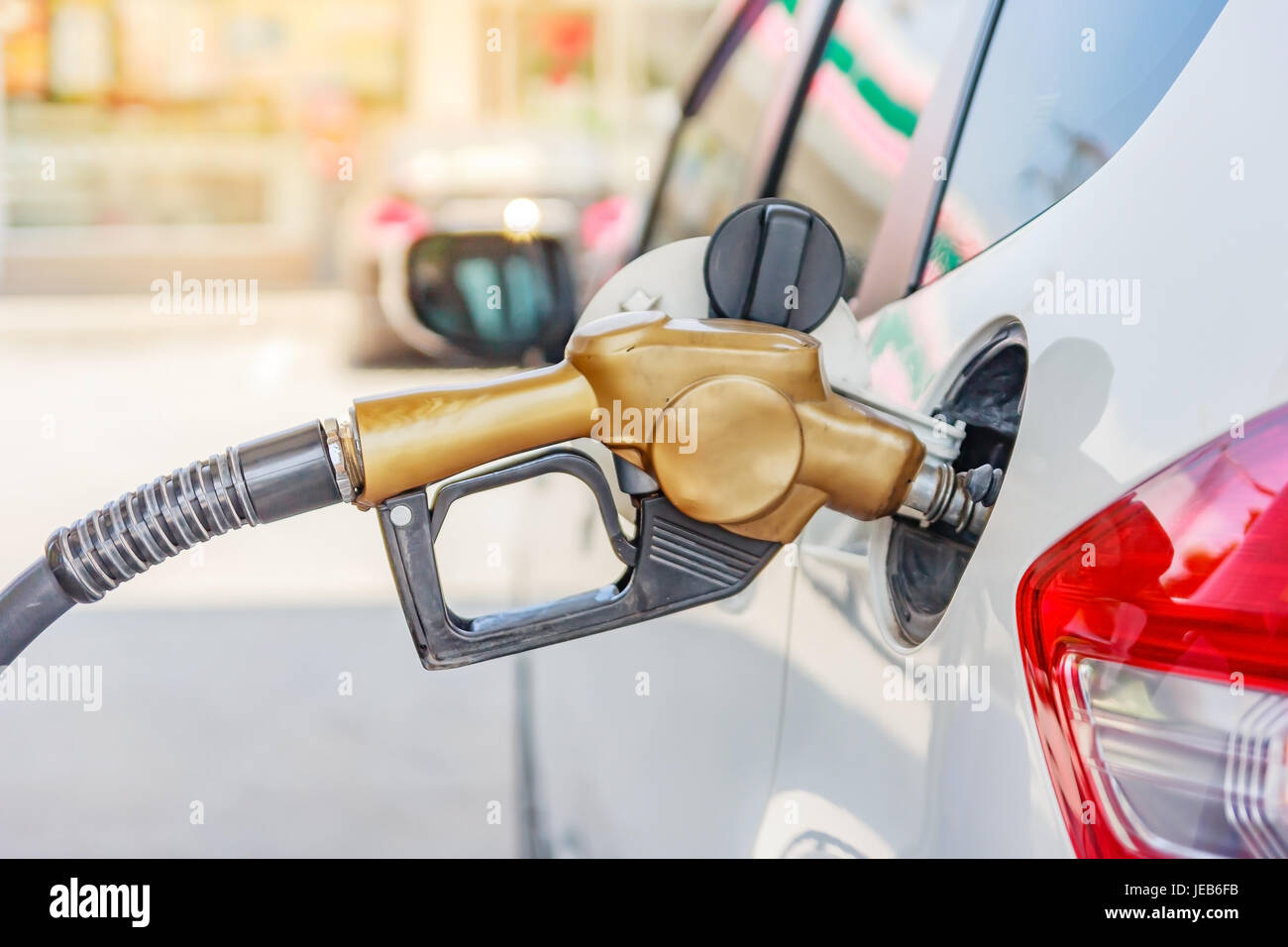 Weißes Auto an Tankstelle Erfülltsein mit Kraftstoff auf thailand Stockfoto