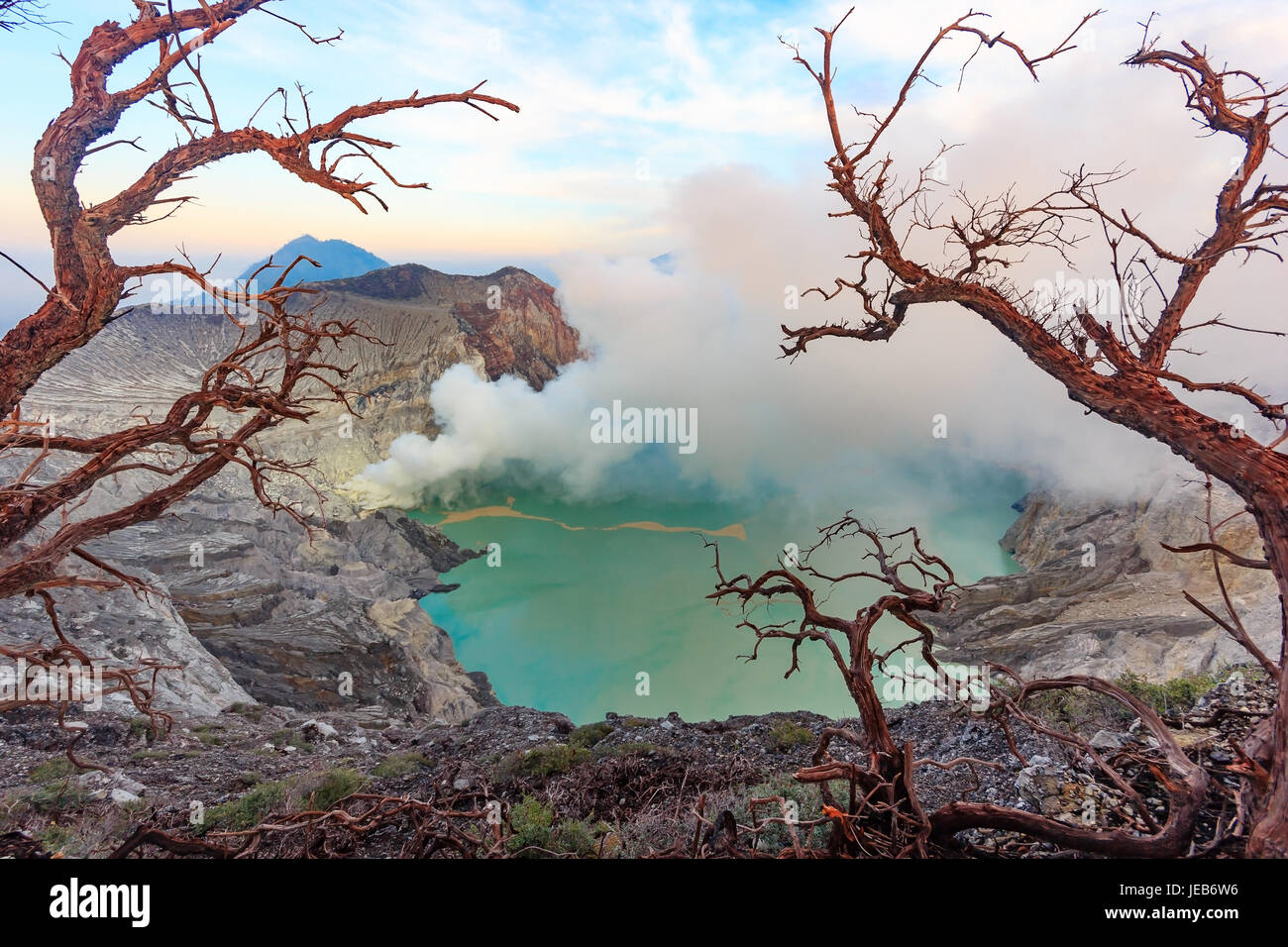 Panoramische Ansicht der Kawah Ijen Vulkan bei Sonnenaufgang. Vulkans Ijen Komplex ist eine Gruppe von Stratovulkane in Banyuwangi Regency von Ost-Java Stockfoto