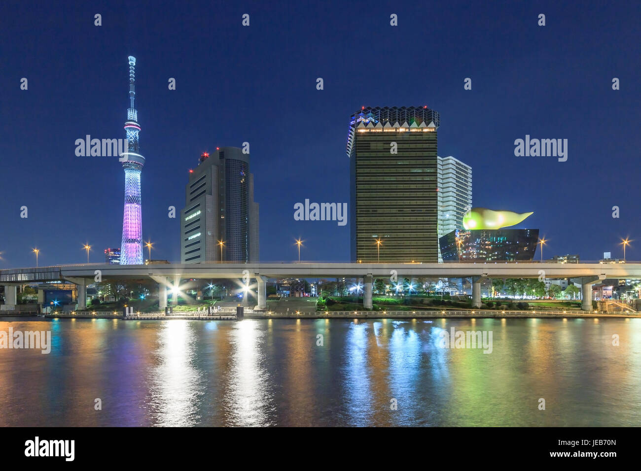 Tokio - APRIL 12: Ansicht der Tokyo Sky Tree (634m) in der Nacht, die höchste freistehende Struktur in Japan Stockfoto