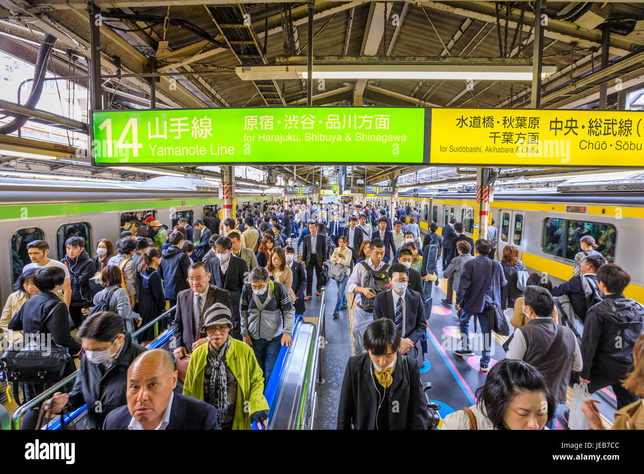 Pendler am Bahnhof Shinjuku Stockfoto