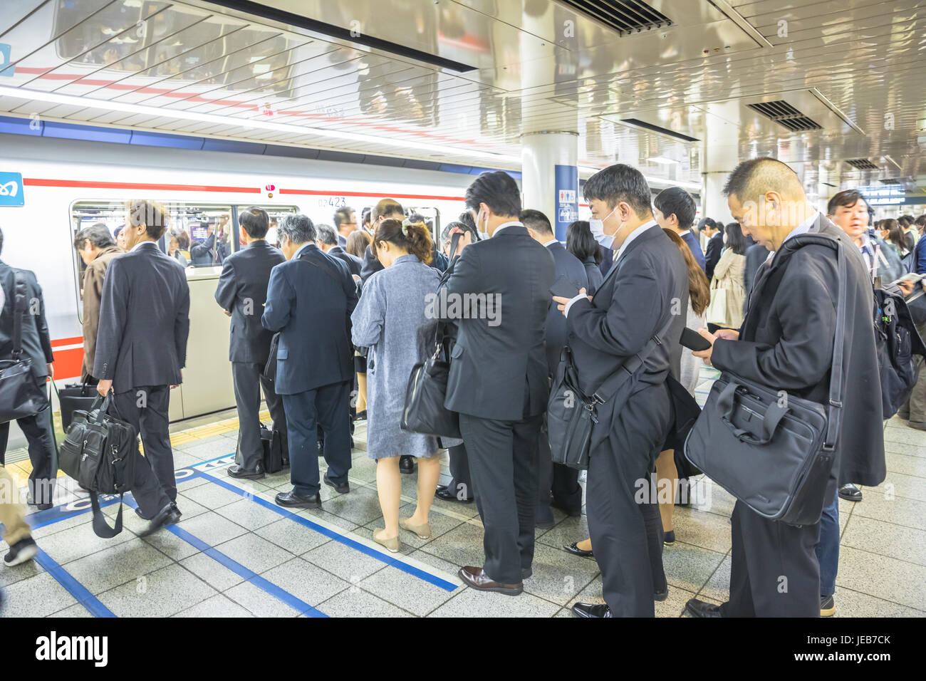 Marunouchi Linie Rush hour Stockfoto