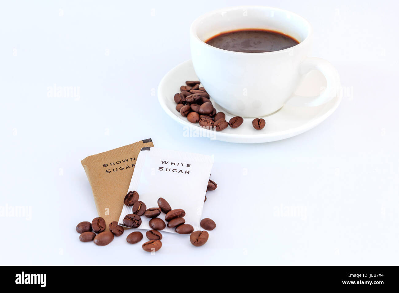 Eine Tasse schwarzen Kaffee und Zuckerbeutel für erfrischende morgens, Draufsicht mit textfreiraum und Text. Stockfoto