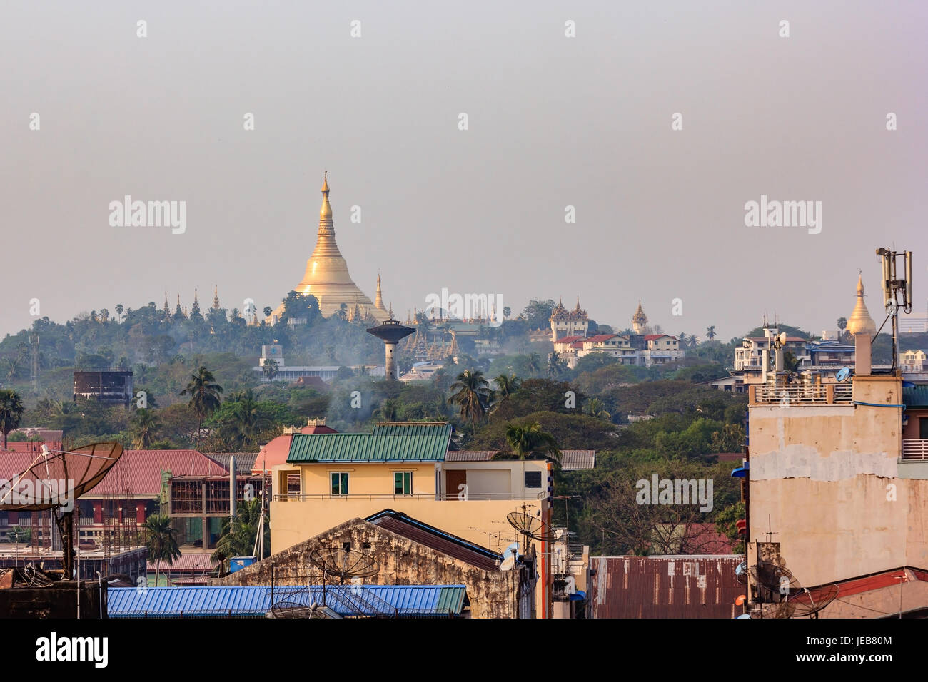 Yangon, Myanmar Skyline der Stadt mit Shwedagon-Pagode. Stockfoto