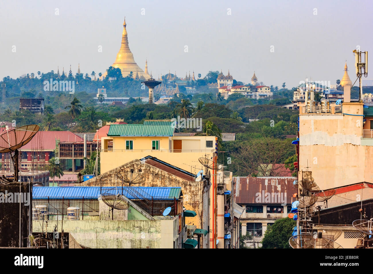 Yangon, Myanmar Skyline der Stadt mit Shwedagon-Pagode. Stockfoto