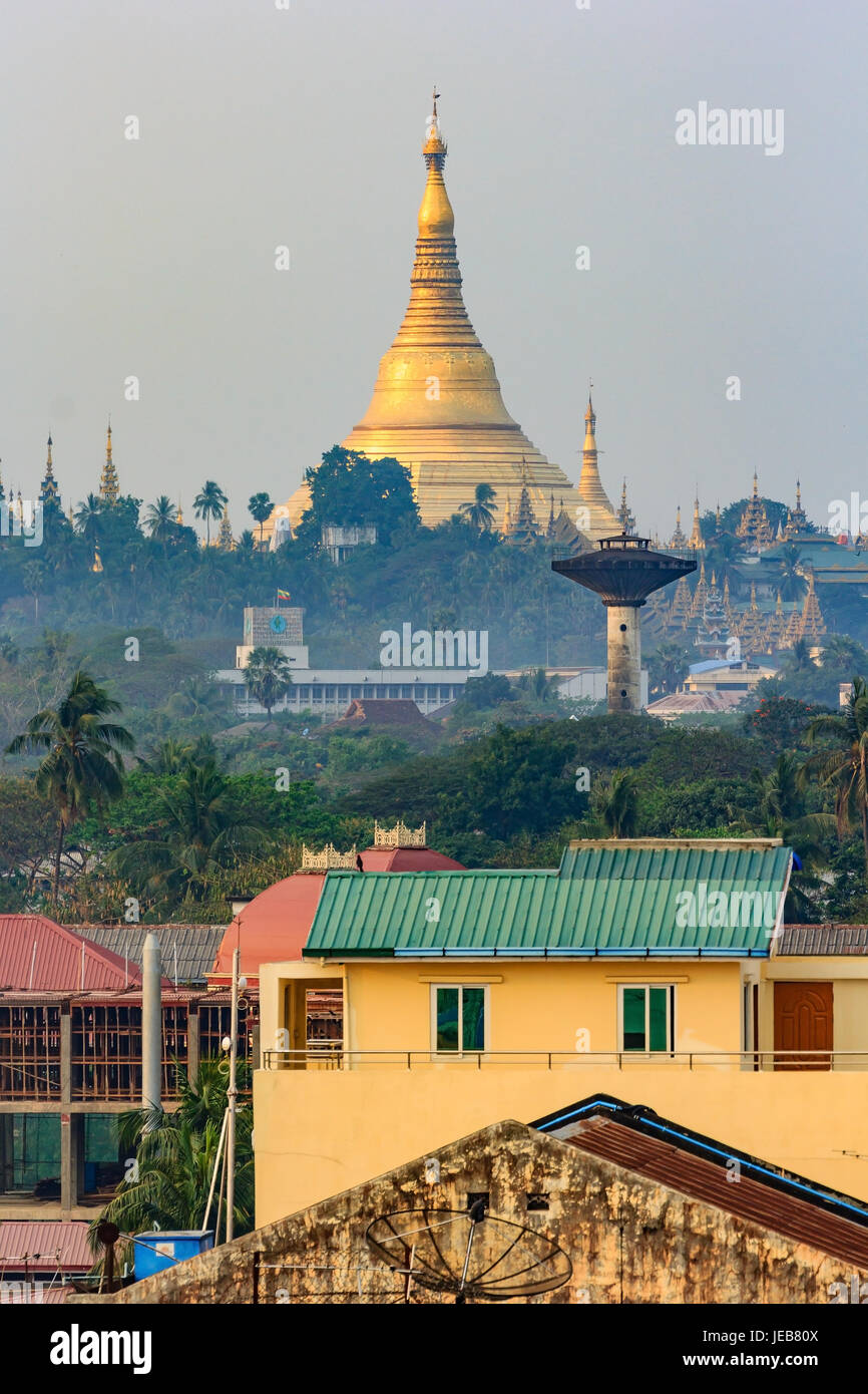 Yangon, Myanmar Skyline der Stadt mit Shwedagon-Pagode. Stockfoto
