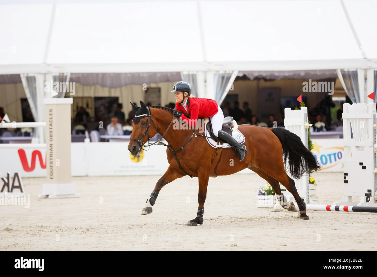 Sopot, Polen - 10. Juni 2017: Reiter über Hindernisse in der Arena beim CSIO Sopot 2017 Wettbewerbe springt Stockfoto