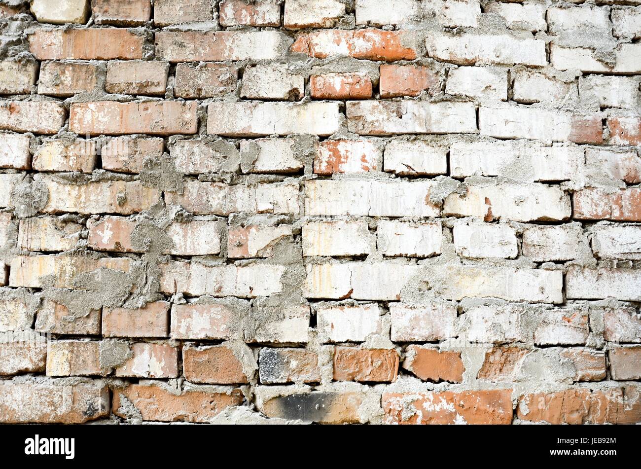 Glatte Wand aus Ziegeln in verschiedenen Farben und Größen Stockfoto