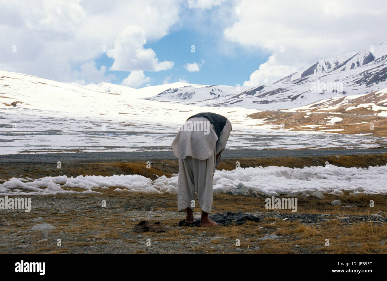 Pakistan, Religion, Islam, Muslime beten auf dem Schnee bedeckt Grenze zwischen Pakistan, Afghanistan und China. Stockfoto