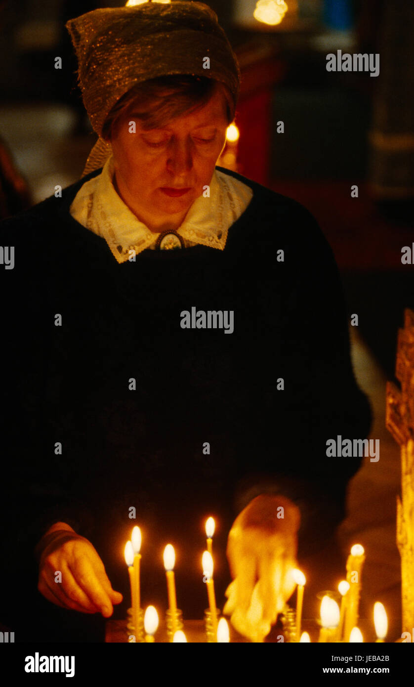 Russland, St. Petersburg, Kirche-Chefin mit brennenden Kerzen. Stockfoto