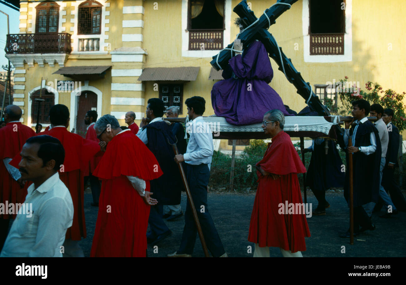 Indien, Goa, Margao, Osterprozession. Männer mit Statue Christi auf Golgatha durch Straße. Stockfoto