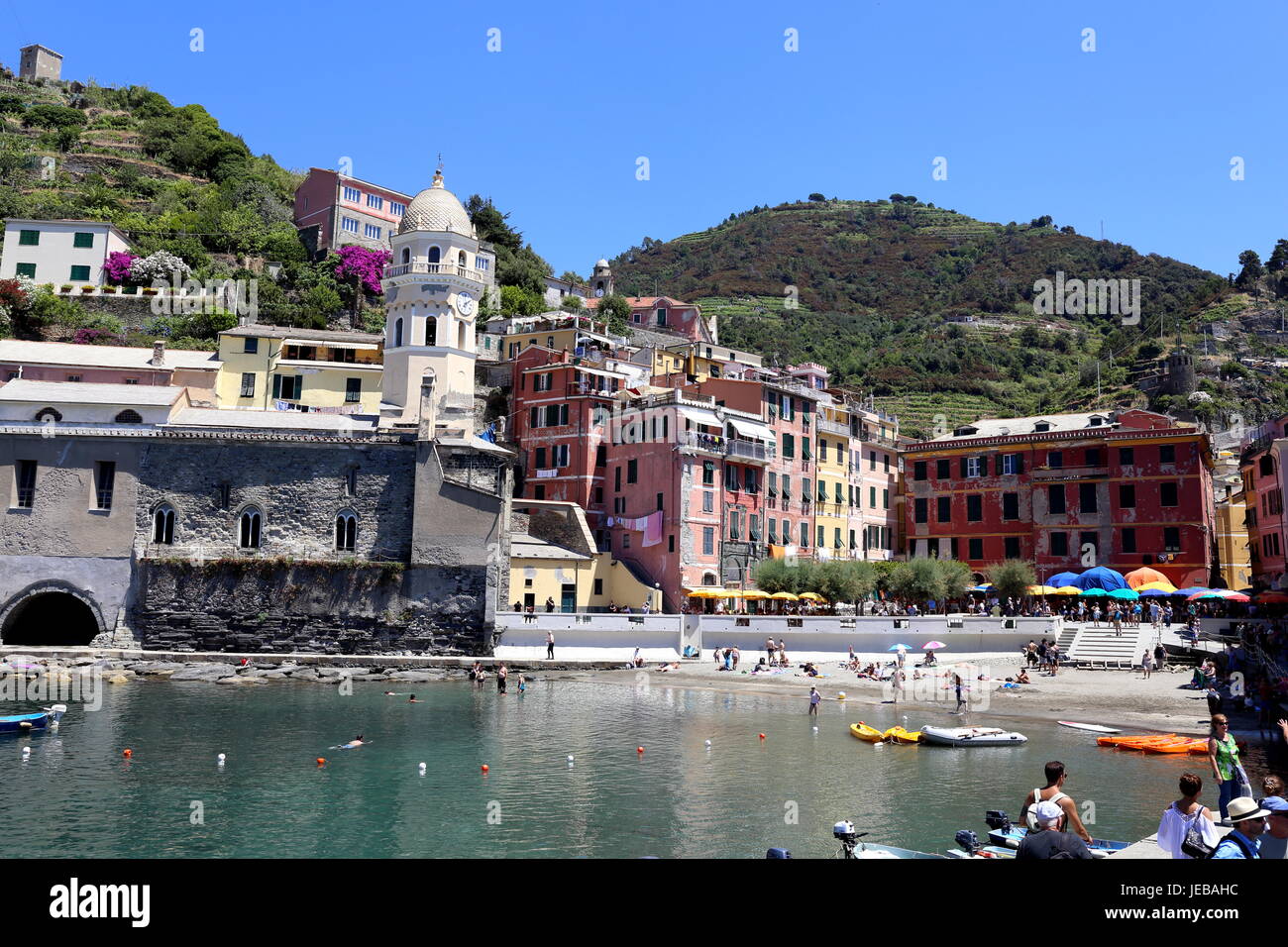 Blick auf das Dorf von Vernazza, eines der "Cinque Terre" der ligurischen Region Italiens beliebt bei Touristen. Stockfoto