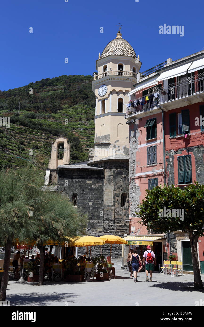 Blick auf das Dorf von Vernazza, eines der "Cinque Terre" der ligurischen Region Italiens beliebt bei Touristen. Stockfoto