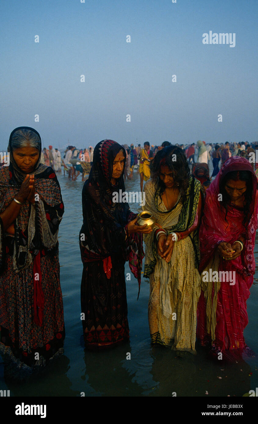 Indien, Westbengalen, Sagar Island, Frauen pilgern am dreitägigen Sagar Baden Festival auf der Insel in der Mündung des Hooghly, die als der Punkt sein, wo der Ganges das Meer verbindet. Stockfoto