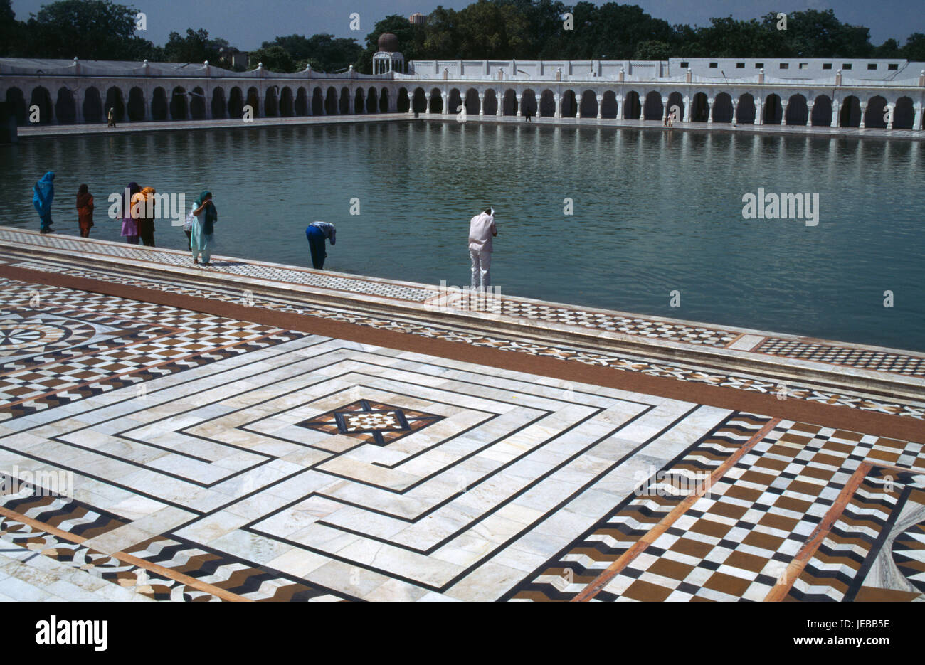 Indien, Delhi, Pilger auf dekorierten Stand der Tempel Pool. Stockfoto