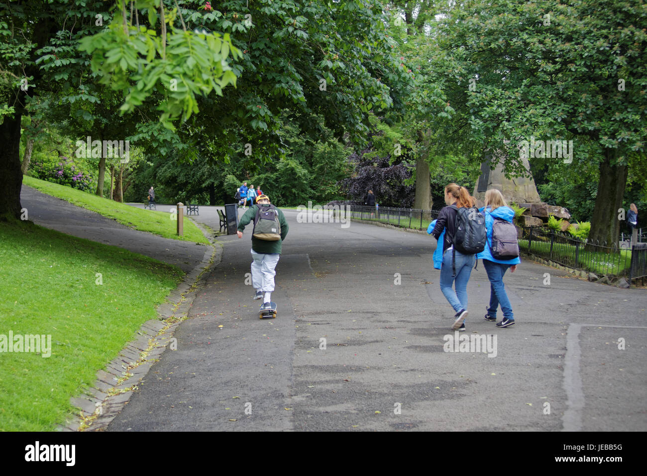 Wetter im Sommer kehrt zurück und Leute genießen den sonnigeren auf den Straßen, Botanic Gardens, George Square und Kelvingrove Park als Schottland einige der t fängt Stockfoto