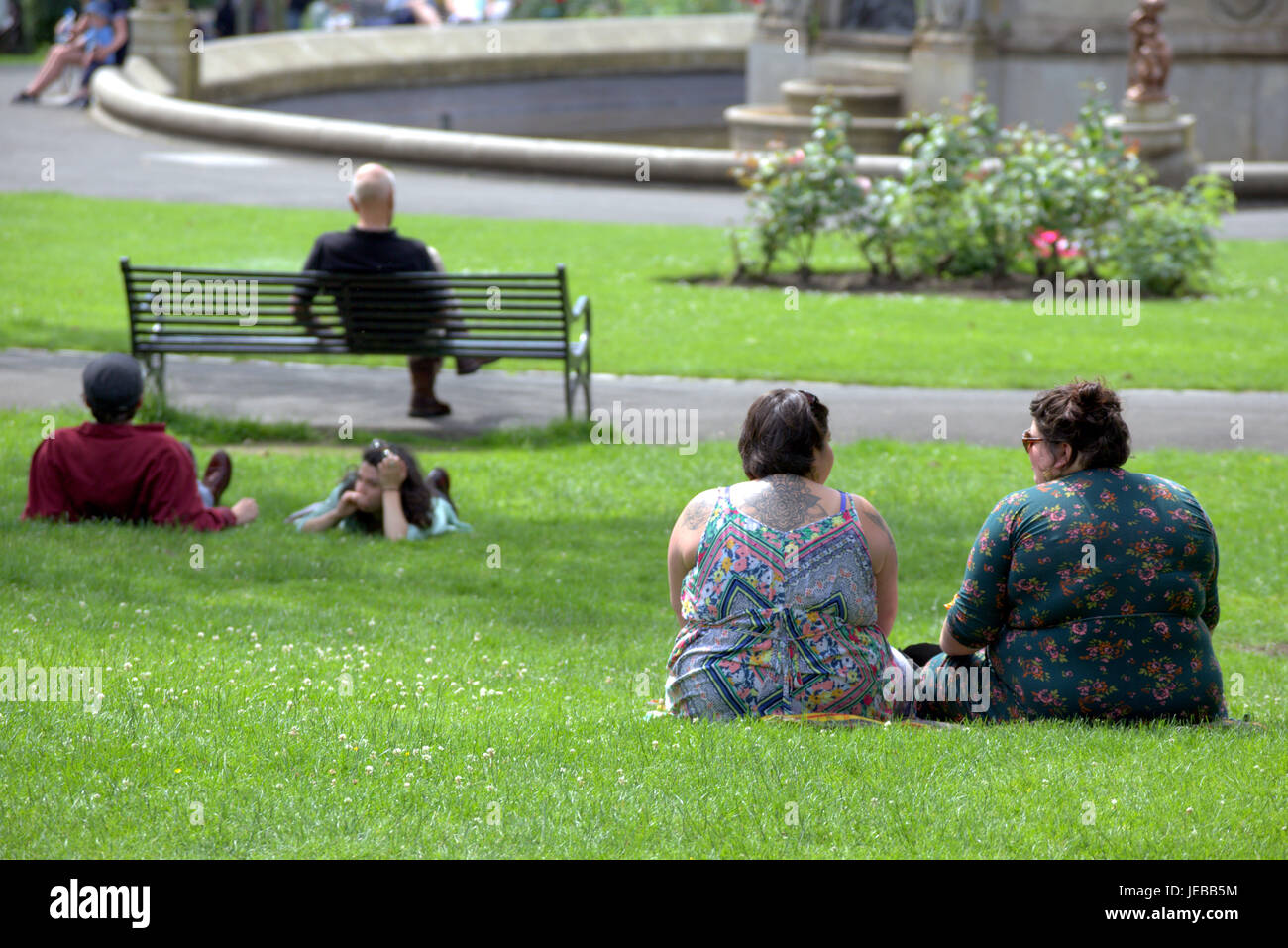 Wetter im Sommer kehrt zurück und Leute genießen den sonnigeren auf den Straßen, Botanic Gardens, George Square und Kelvingrove Park als Schottland einige der t fängt Stockfoto