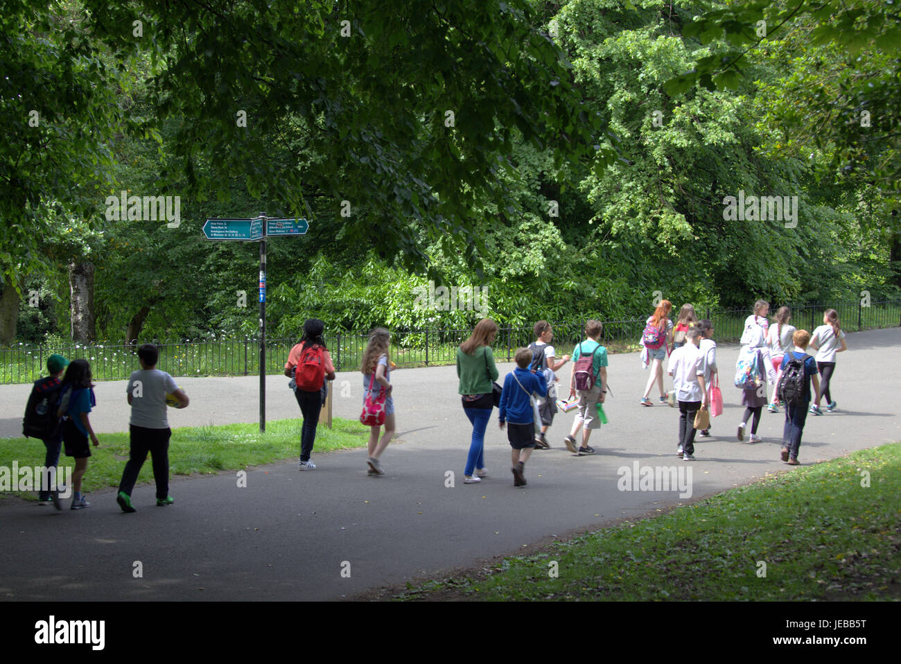 Wetter im Sommer kehrt zurück und Leute genießen den sonnigeren auf den Straßen, Botanic Gardens, George Square und Kelvingrove Park als Schottland einige der t fängt Stockfoto