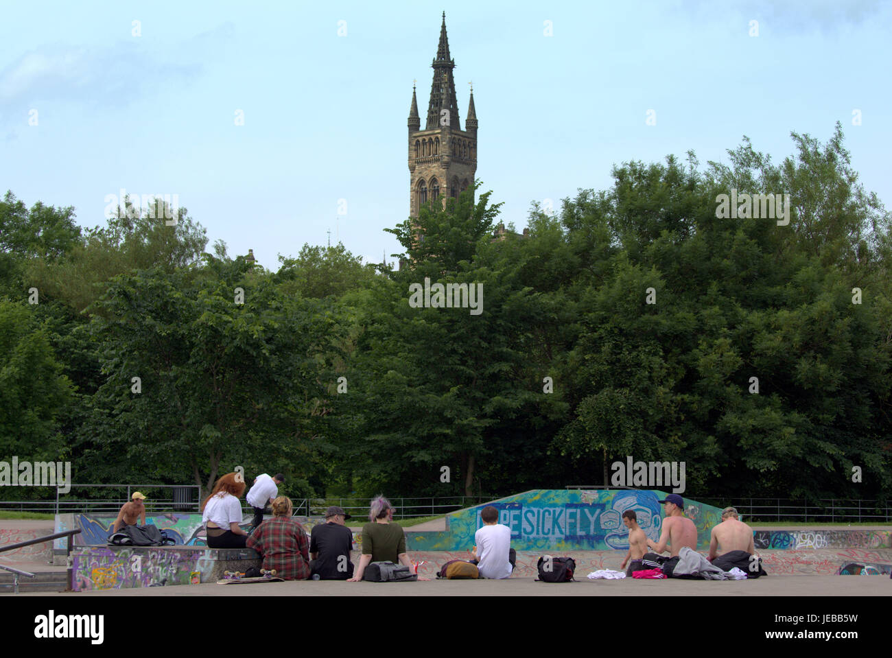 Wetter im Sommer kehrt zurück und Leute genießen den sonnigeren auf den Straßen, Botanic Gardens, George Square und Kelvingrove Park als Schottland einige der t fängt Stockfoto