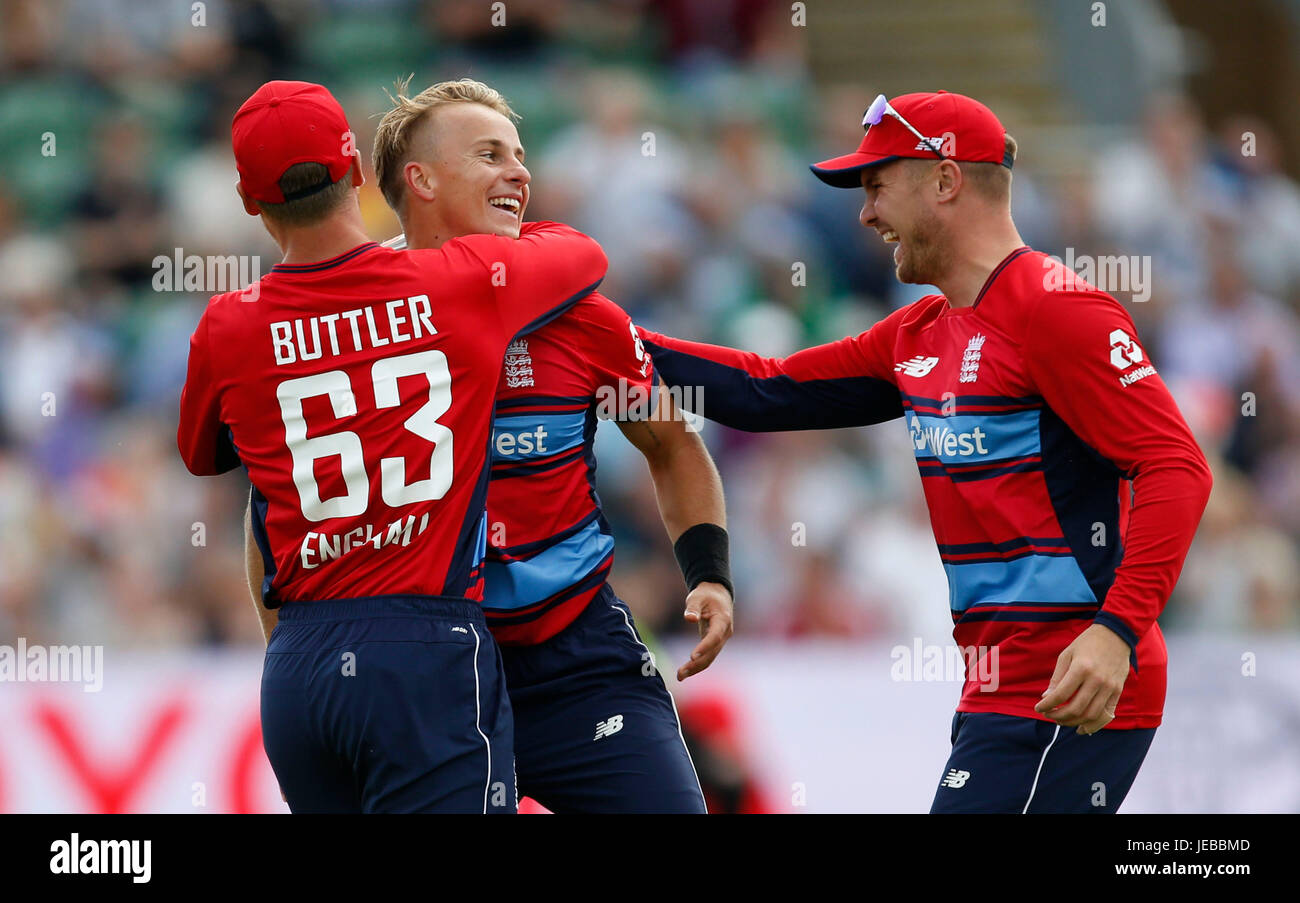 Englands Tom Curran feiert das Wicket Südafrikas Reeza Hendricks nehmen, während das zweite NatWest T20 Blast Match auf dem Cooper Associates County Ground, Taunton. Stockfoto