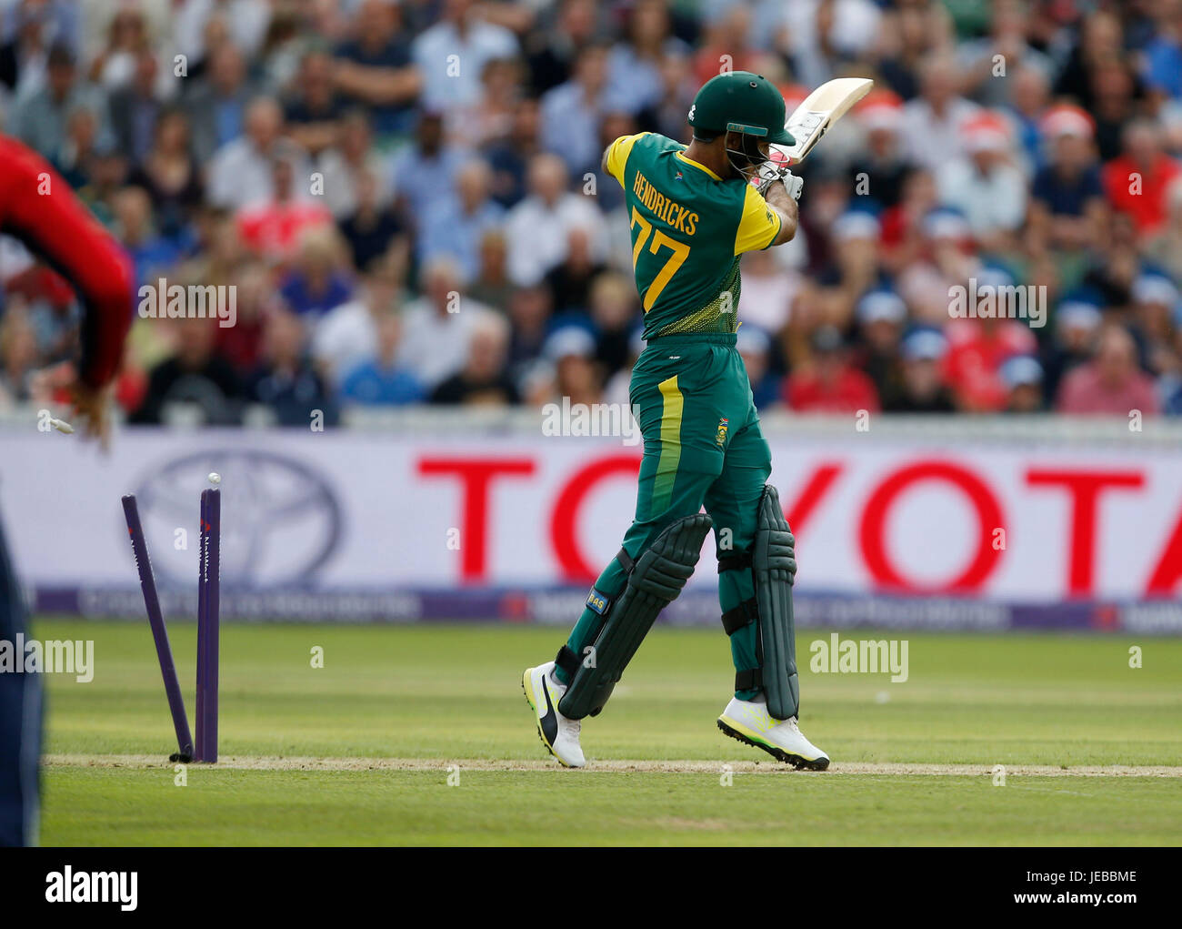 Englands Tom Curran nimmt das Wicket Südafrikas Reeza Hendricks, während das zweite NatWest T20 Blast Match auf dem Cooper Associates County Ground, Taunton. Stockfoto