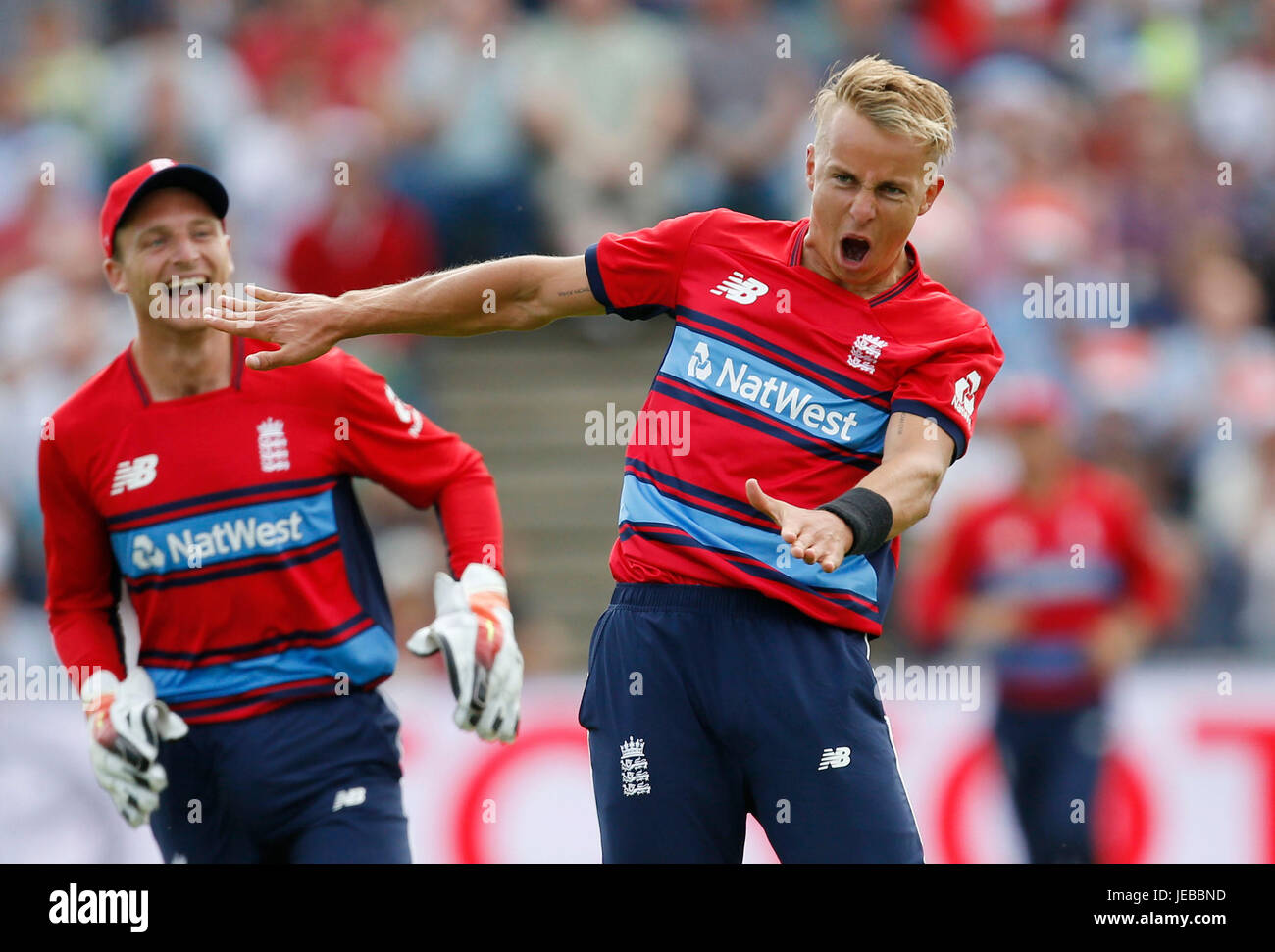 Englands Tom Curran feiert das Wicket Südafrikas Reeza Hendricks nehmen, während das zweite NatWest T20 Blast Match auf dem Cooper Associates County Ground, Taunton. Stockfoto