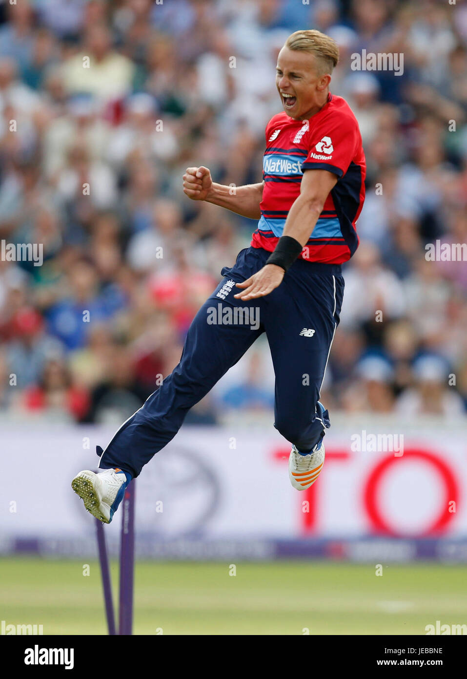 Englands Tom Curran feiert das Wicket Südafrikas Reeza Hendricks nehmen, während das zweite NatWest T20 Blast Match auf dem Cooper Associates County Ground, Taunton. Stockfoto