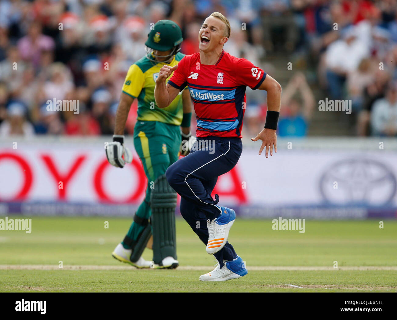 Englands Tom Curran feiert das Wicket Südafrikas Reeza Hendricks nehmen, während das zweite NatWest T20 Blast Match auf dem Cooper Associates County Ground, Taunton. Stockfoto