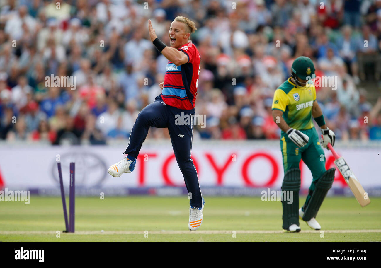 Englands Tom Curran feiert das Wicket Südafrikas Reeza Hendricks nehmen, während das zweite NatWest T20 Blast Match auf dem Cooper Associates County Ground, Taunton. Stockfoto