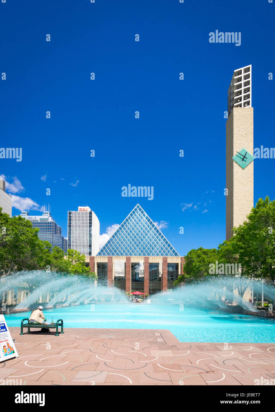 Ein Sommer-Blick auf die markante Pyramide des Edmonton City Hall und dem Rathaus Widerspiegelnder Teich. Edmonton, Alberta, Kanada. Stockfoto