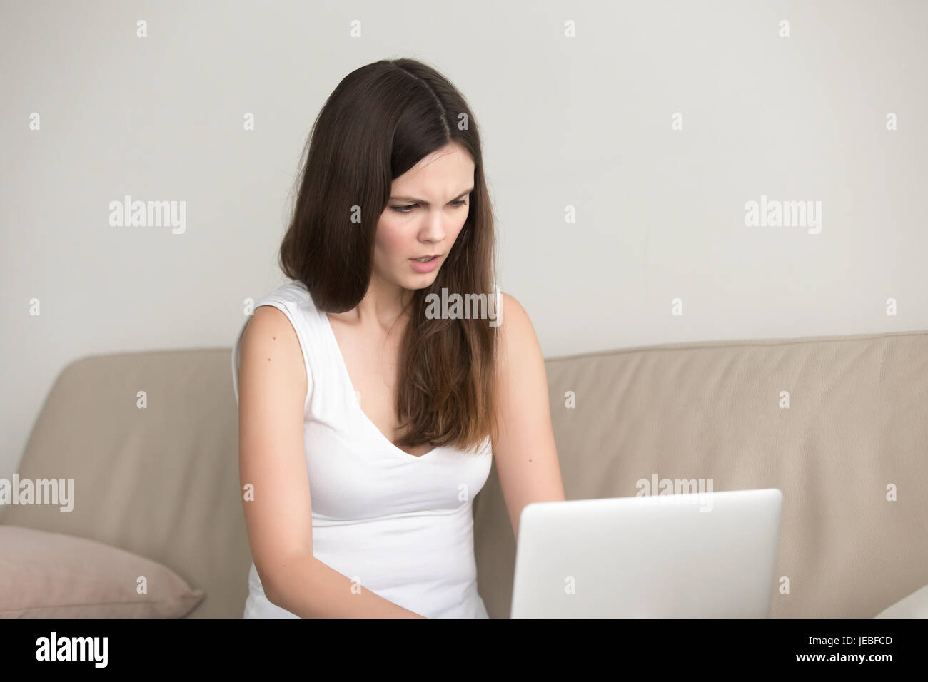 Gestresste Teengirl arbeiten am Computer zu Hause Stockfoto