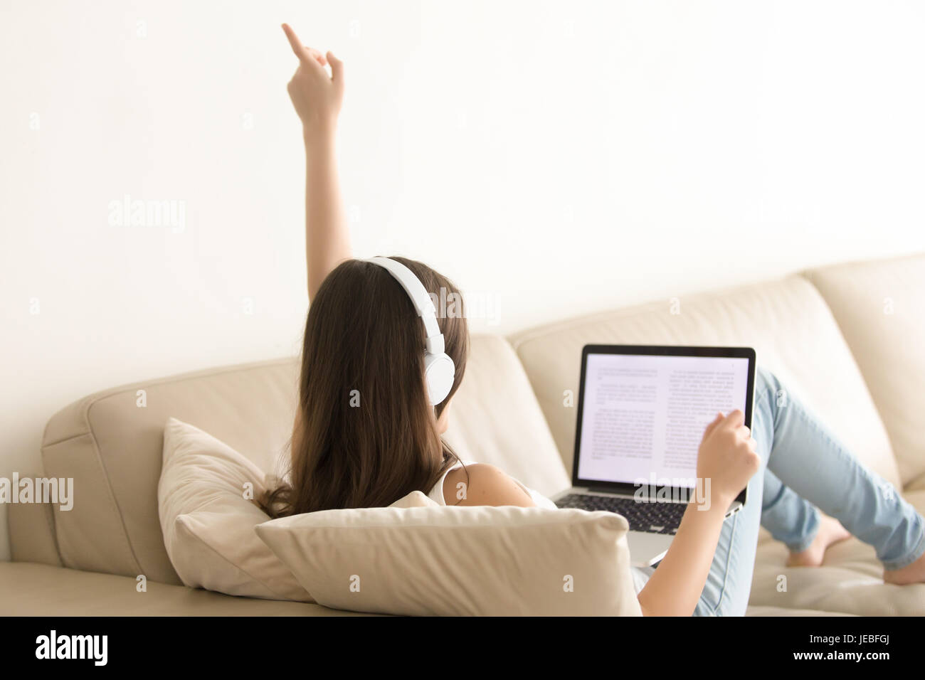 Freier Mitarbeiter arbeiten mit Text auf Trainer zu Hause Stockfoto