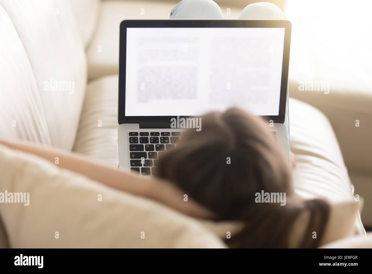 Weibliche Texter arbeiten mit Text auf Trainer Stockfoto