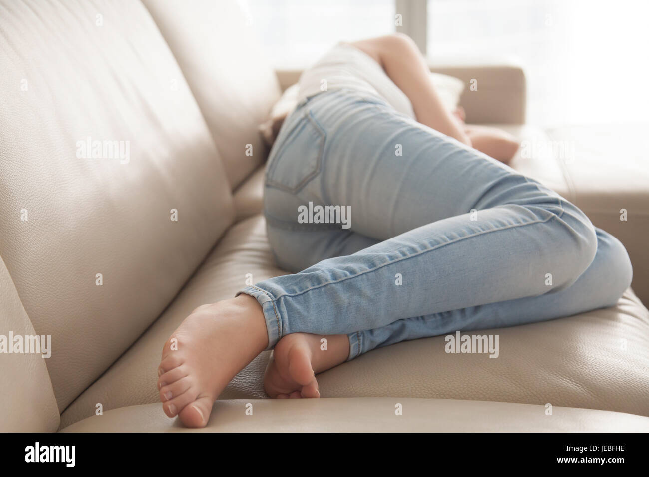 Betonte Frau liegend verärgert zu Hause auf sofa Stockfoto