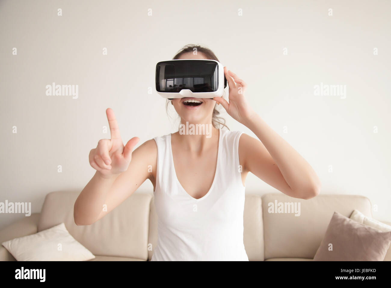 Frau im VR-Brille macht Einkäufe im Online-shop Stockfoto