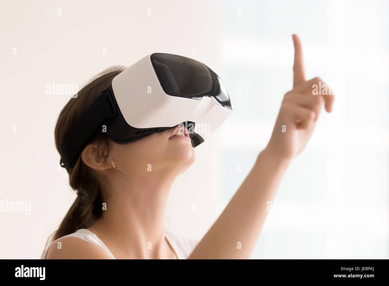 Frau mit VR-Brille für interaktive videos Stockfoto