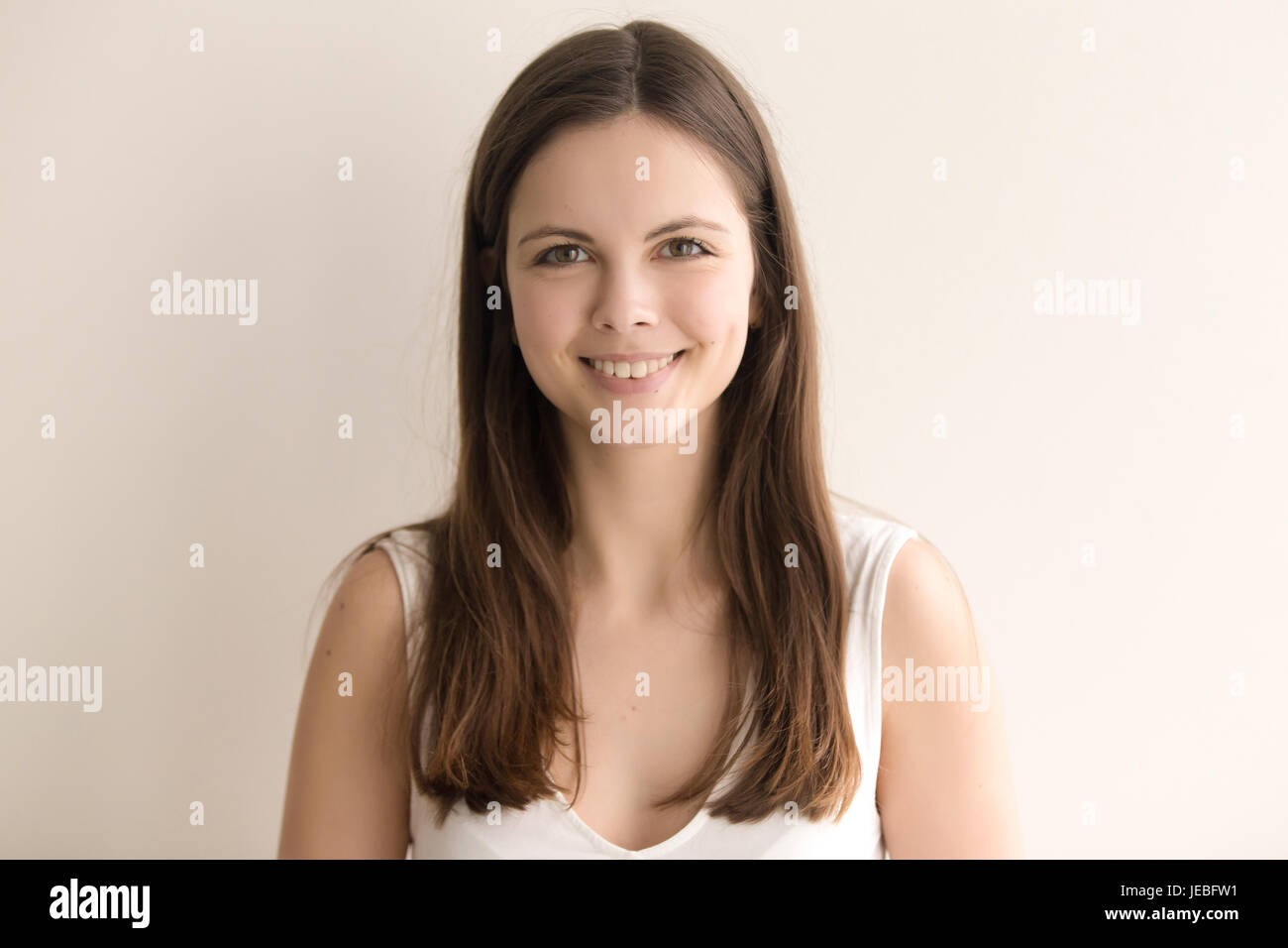 Emotionale Kopfschuss Porträt der fröhliche junge Frau Stockfoto