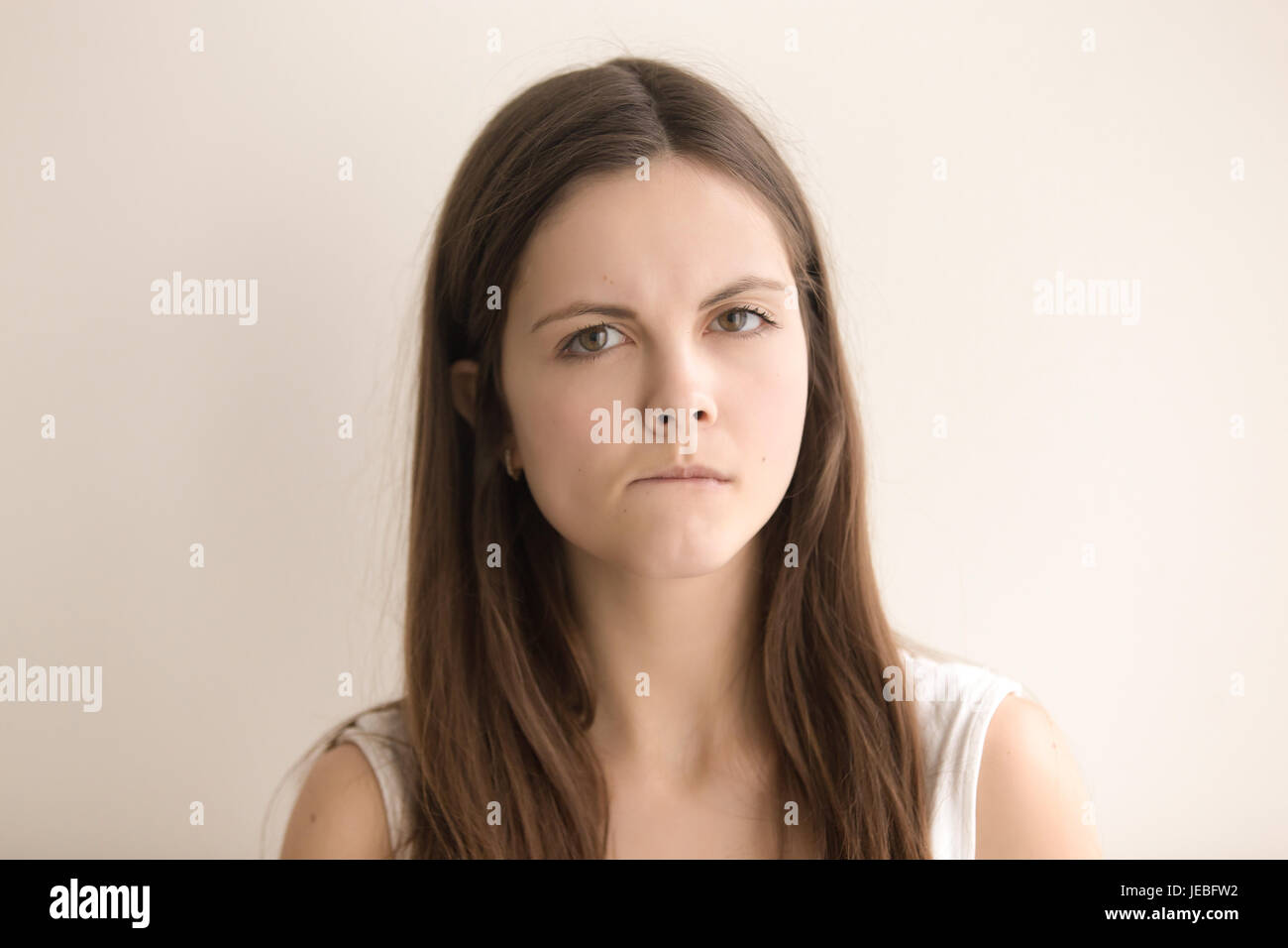 Emotionale Kopfschuss Porträt nervösen jungen Frau Stockfoto