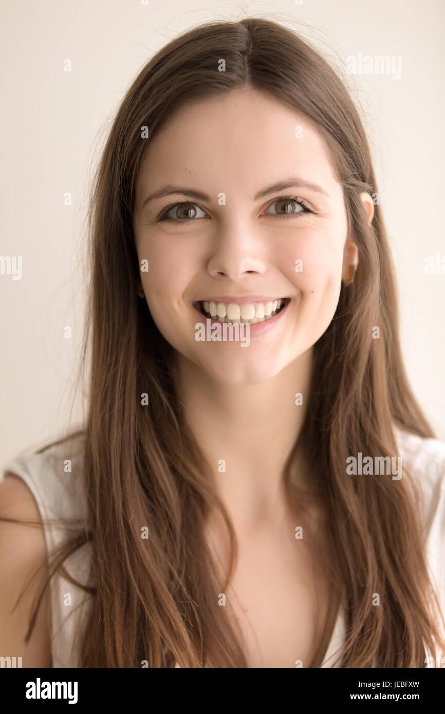 Emotionale Kopfschuss Porträt der glückliche junge Frau Stockfoto