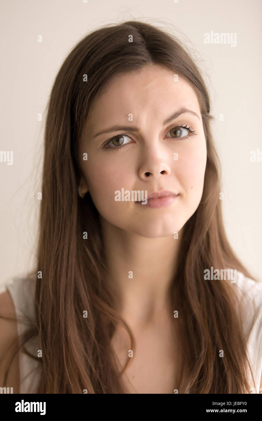 Kopfschuss-Porträt der Skeptiker junge Frau Stockfoto